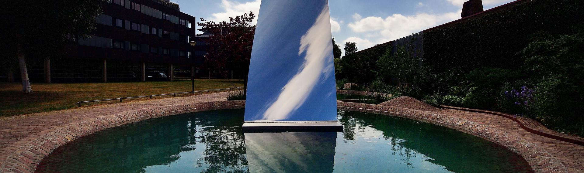 Tilburg is de eerste stad met een sculptuur (Sky Mirror for Hendrik) van Anish Kapoor in de openbare ruimte