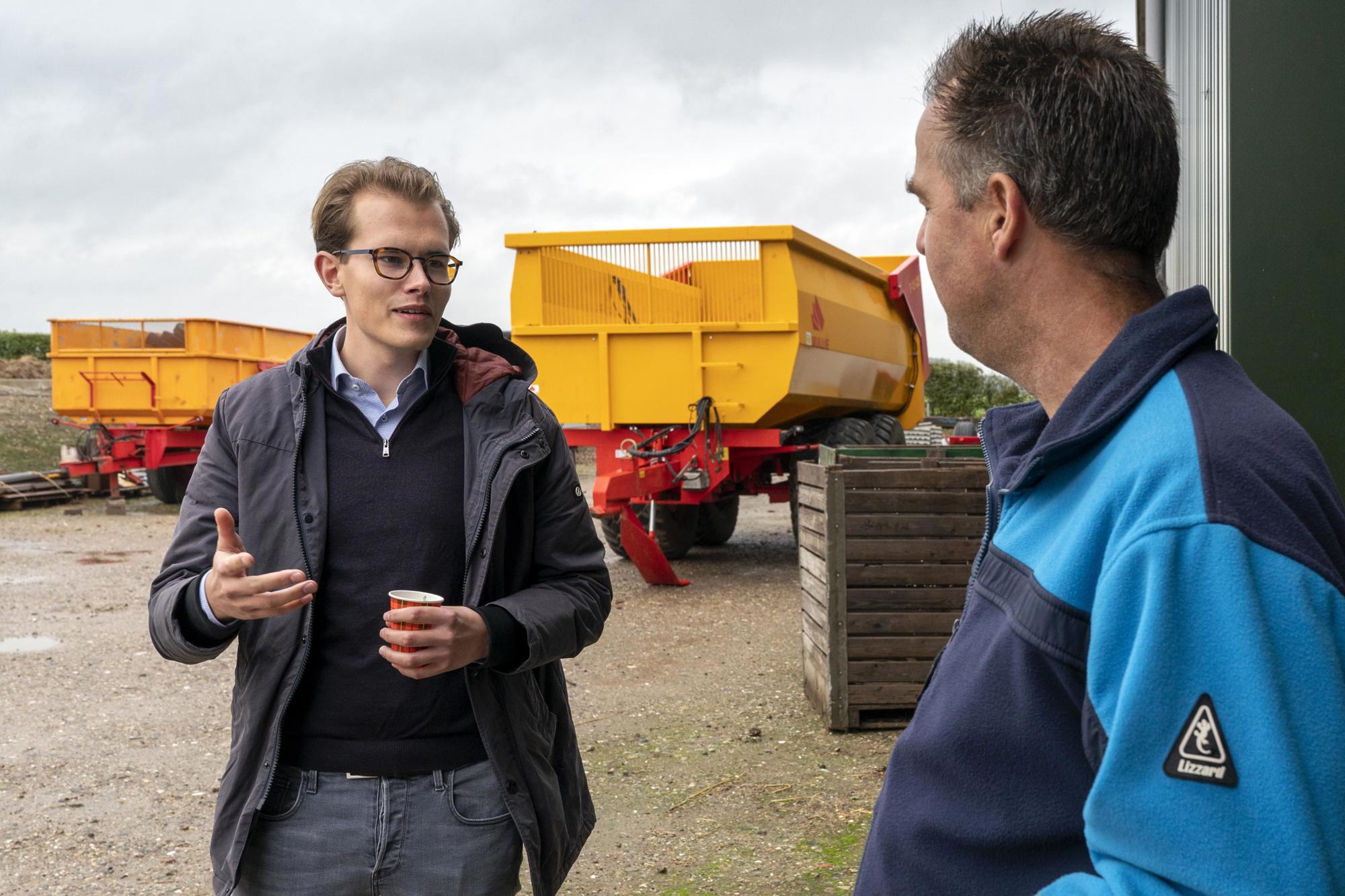 Sven Boogaard van AgroExact en agrariër Jan Straver